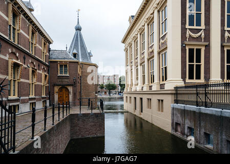 La Haye, Pays-Bas - 7 août 2016 : hofvijver, étang, lac artificiel de la cour à côté du binnenhof. binnenhof est un complexe de bâtiments dans la ville ce Banque D'Images