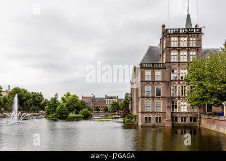 La Haye, Pays-Bas - 7 août 2016 : hofvijver, étang, lac artificiel de la cour à côté du binnenhof. binnenhof est un complexe de bâtiments dans la ville ce Banque D'Images