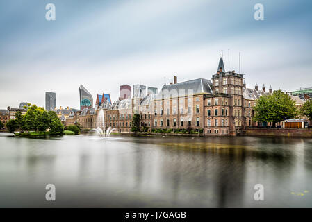 La Haye, Pays-Bas - 7 août 2016 : hofvijver, étang, lac artificiel de la cour à côté du binnenhof. binnenhof est un complexe de bâtiments dans la ville ce Banque D'Images