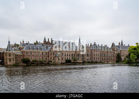 La Haye, Pays-Bas - 7 août 2016 : hofvijver, étang, lac artificiel de la cour à côté du binnenhof. binnenhof est un complexe de bâtiments dans la ville ce Banque D'Images