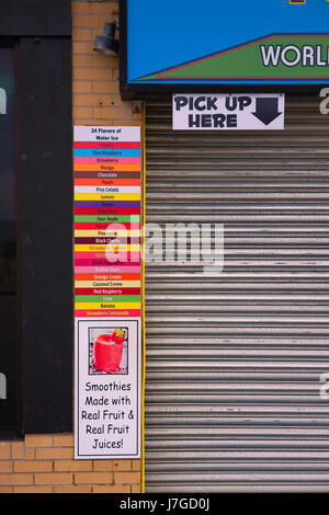 Vitrine avec volets et menu glace. Banque D'Images