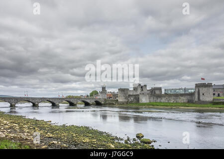 King Johns Castle et un vieux pont sur la rivière Shannon, Limerick, Irlande Banque D'Images