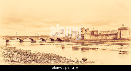 L'image stylisée d'un sépia King John's Castle et un vieux pont sur la rivière Shannon, Limerick, Irlande Banque D'Images