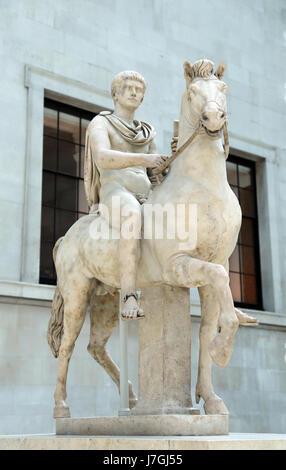 Statue en marbre d'un jeune homme à cheval. À partir de Rome, peut-être 1er siècle de notre ère. British Museum. Londres. United Kingdom. Banque D'Images