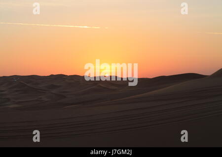 Coucher de soleil pris sur un Sandune Safari, DUBAÏ, ÉMIRATS ARABES UNIS Banque D'Images