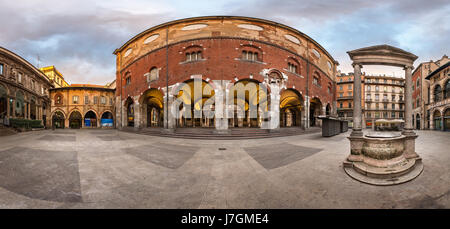 Panorama du Palazzo della Ragione et Piazza dei Mercanti le matin, Milan, Italie Banque D'Images