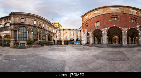 Panorama du Palazzo della Ragione et Piazza dei Mercanti le matin, Milan, Italie Banque D'Images