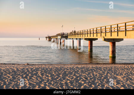 Pier et plage à Prerow, mer Baltique, Darss, Mecklenburg-Vorpommern, Allemagne Banque D'Images