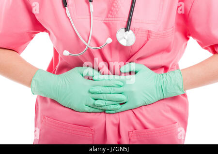 Close-up of nurse holding son estomac comme mal isolé sur fond blanc Banque D'Images