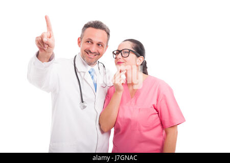 Médecin pointant vers le haut ou indiquer quelque chose d'infirmière en santé et médecine concept sur fond blanc Banque D'Images