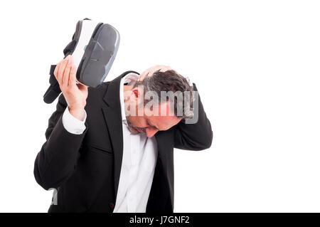 L'homme tendu après de longues simulation vr avec casque moderne sur fond blanc Banque D'Images