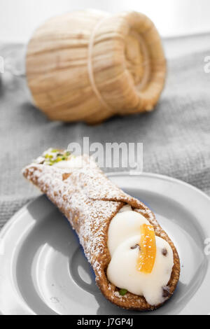 Avertisseur sonore avec un remplissage doux appelé cannolo, typique de la cuisine sicilienne Banque D'Images