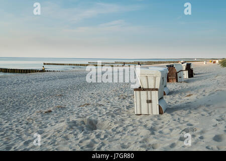 Plage et chaises de plage à St Pol, Mecklenburg-Vorpommern, Allemagne Banque D'Images