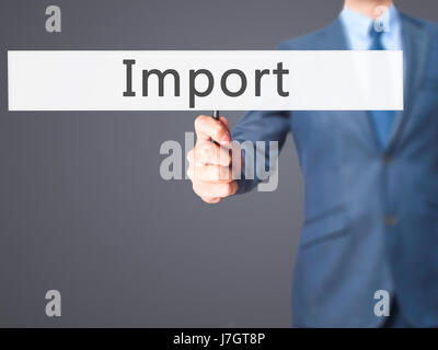 Importer - Businessman hand holding sign. Le commerce, la technologie, internet concept. Stock Photo Banque D'Images