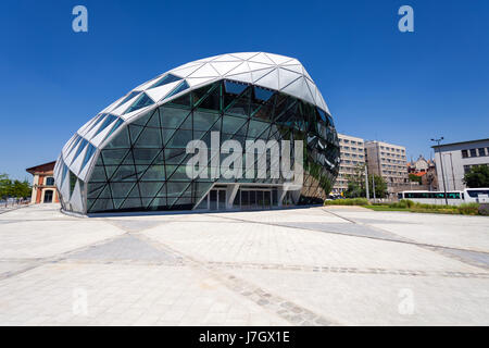 CET édifice en forme de baleine moderne de Budapest sur la rive du Danube, en Hongrie Banque D'Images