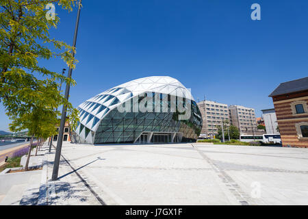 CET édifice en forme de baleine moderne de Budapest sur la rive du Danube, en Hongrie Banque D'Images