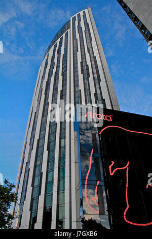 Strata Tower SE1 dans le cadre de la régénération dans le sud-est de Londres Elephant & Castle. Les maisons de construction des éoliennes au niveau du toit pour produire de l'électricité. Banque D'Images