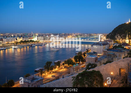 Pont Elisabeth sur le Danube la nuit Banque D'Images