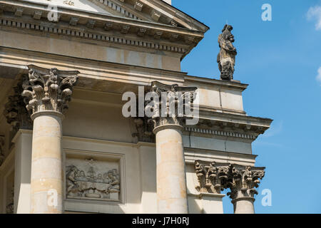 Berlin, Allemagne - le 23 mai 2017 : détail de la façade historique piliers / capitales des colonnes de la coupole française au Gendarmenmarkt à Berlin. Banque D'Images