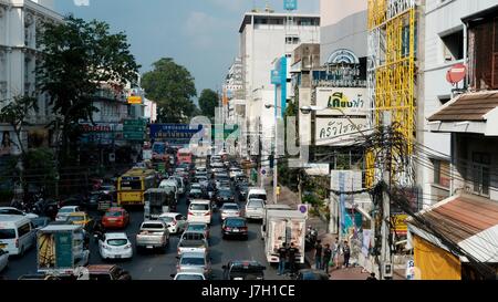 Vue depuis le pont d'acier Plaza Mega Lek Saphan Taksin Prachao sur Somdet Road Bangkok Thaïlande Banque D'Images