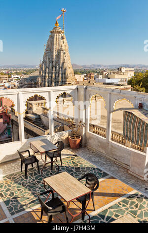 Toit avec Jagdish Temple sur arrière-plan dans Udaipur Banque D'Images