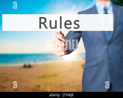 Règles - Businessman hand holding sign. Le commerce, la technologie, internet concept. Stock Photo Banque D'Images