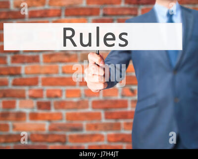 Règles - Businessman hand holding sign. Le commerce, la technologie, internet concept. Stock Photo Banque D'Images