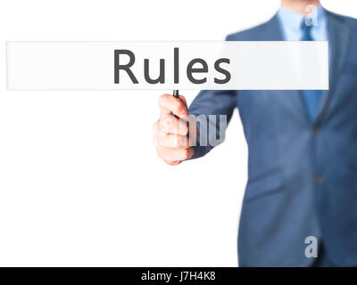 Règles - Businessman hand holding sign. Le commerce, la technologie, internet concept. Stock Photo Banque D'Images