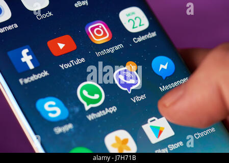 New York, USA - Le 22 mai 2017 : icône de l'application Viber sur smartphone moderne afficher close-up autour d'autres applications Android Banque D'Images
