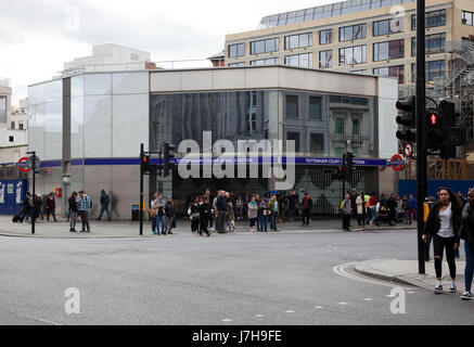 La station Tottenham Court Road Intersection - London UK Banque D'Images