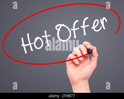 Man main écrit Sex offre avec marqueur noir sur l'écran visuel. Isolé sur fond. Le commerce, la technologie, internet concept. Stock Photo Banque D'Images