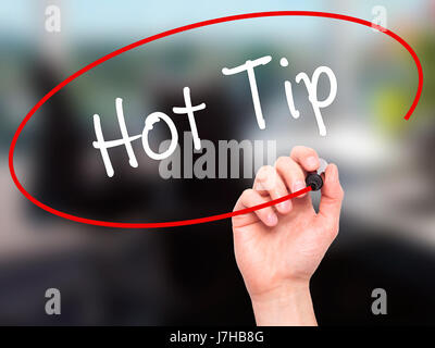 La main de l'homme Pointe chaude d'écriture avec marqueur noir sur l'écran visuel. Isolé sur fond. Le commerce, la technologie, internet concept. Stock Photo Banque D'Images