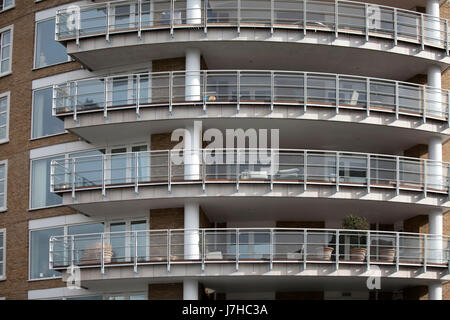 La façade d'un bâtiment moderne avec des balcons à Londres Banque D'Images