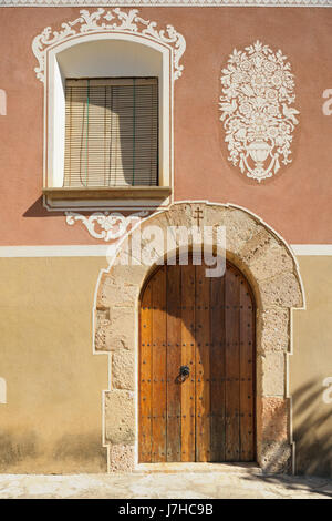 Entrée principale mur de 12ème siècle, le monastère de Santes Creus Aiguamurcia, Alt Camp, Catalogne, Espagne. Banque D'Images