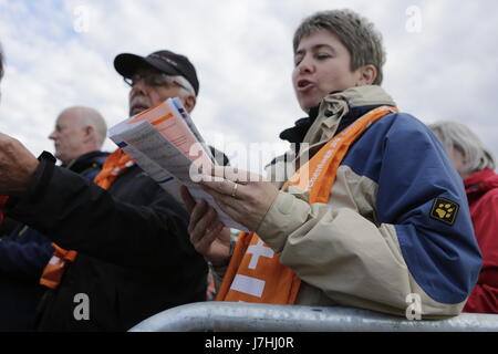 Berlin, Allemagne. 24 mai, 2017. Une femme chante lors de l'ouverture du service. Des dizaines de milliers de personnes ont assisté à l'ouverture des services de la 36e Congrès de l'Eglise protestante allemande (Evangelischer Kirchentag). Le Congrès se tiendra du 24. au 28. Mai à Berlin et plus de 100 000 visiteurs sont attendus. Le congrès coïncide avec le 500 anniversaire de la Réformation.. Crédit : Michael Debets/Pacific Press/Alamy Live News Banque D'Images