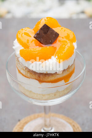 Gâteau Orange en verre coupé champagne Banque D'Images