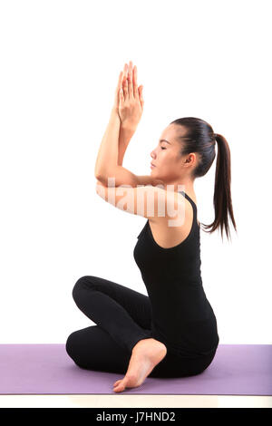 Portrait of asian woman wearing body noir assis en position de méditation yoga isolé sur fond blanc Banque D'Images