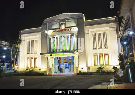 Gare Tugu Yogyakarta l'entrée de la nuit Banque D'Images