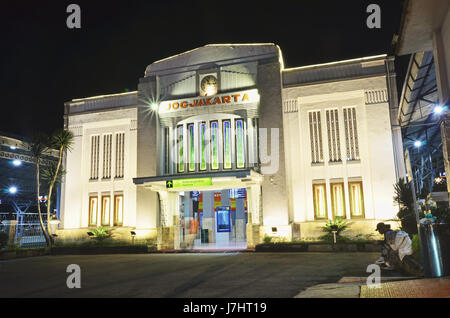 Gare Tugu Yogyakarta l'entrée de la nuit Banque D'Images