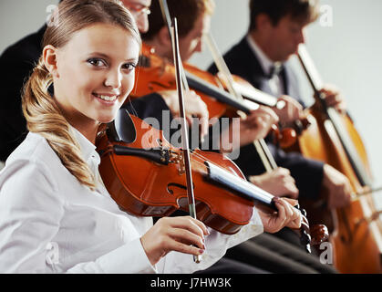 Des musiciens en concert, belle femme violoniste sur le premier plan Banque D'Images