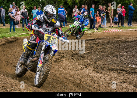 Uzhgorod, Ukraine - Mai 21, 2017 : enduro extrême moto sport. KTM racers tourner sur un coin de terre. Régional de Transcarpathie Motocross Championship Banque D'Images