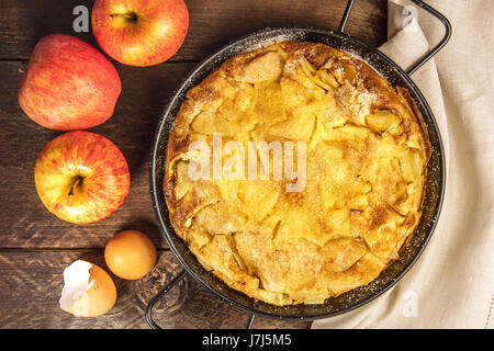 Pâte à tarte pomme crêpes aux pommes et aux coquilles d'œufs Banque D'Images