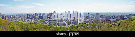 Montréal, Québec, CANADA - 18 MAI 2017 : Skyline Panorama de la ville de Montréal, Québec, Canada. Shot du Mont Royal au-dessus de la ville. Banque D'Images