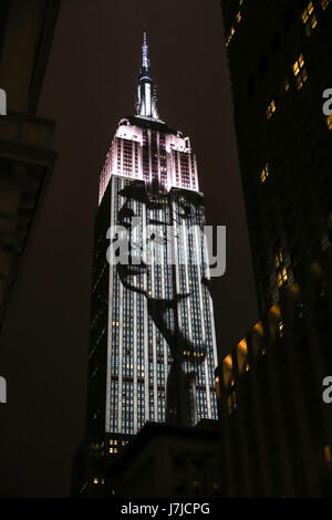 L'iconique de New York skyline brillaient encore plus que d'habitude quand la plus célèbre Harper's Bazaar magazine couvre étaient projetées sur l'Empire State Building dans le cadre de la revue de stars du 150e anniversaire. Des images frappantes d'une liste d'étoiles ornaient la ville, avec une lumière qui a duré plus de trois heures. Les images incluses Gwyneth Paltrow est fabuleux Mars 2012 Couverture, Reese Witherspoon, février 2016 et mars 2015 mémorable de Rihanna tirer - qui a vu son hommage à thriller film Jaws tout en se posant dans la bouche d'un grand requin blanc. Feat Banque D'Images