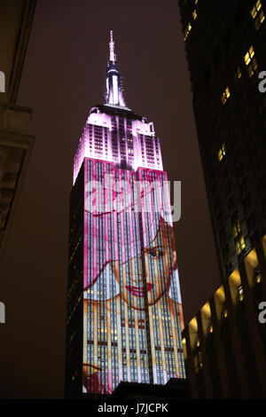 L'iconique de New York skyline brillaient encore plus que d'habitude quand la plus célèbre Harper's Bazaar magazine couvre étaient projetées sur l'Empire State Building dans le cadre de la revue de stars du 150e anniversaire. Des images frappantes d'une liste d'étoiles ornaient la ville, avec une lumière qui a duré plus de trois heures. Les images incluses Gwyneth Paltrow est fabuleux Mars 2012 Couverture, Reese Witherspoon, février 2016 et mars 2015 mémorable de Rihanna tirer - qui a vu son hommage à thriller film Jaws tout en se posant dans la bouche d'un grand requin blanc. Feat Banque D'Images
