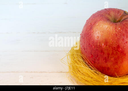 Fresh apple en golden nest on white background Banque D'Images