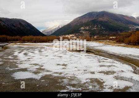 Petite ville de Villetta Barrea sur la rivière Sangro en hiver, situé à l'intérieur du parc national des Abruzzes, Italie Banque D'Images