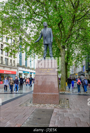 Cardiff, Wales - 20 mai 2017 : Statue de Nye Bevan, fondateur de la Santé nationale, NHS Banque D'Images
