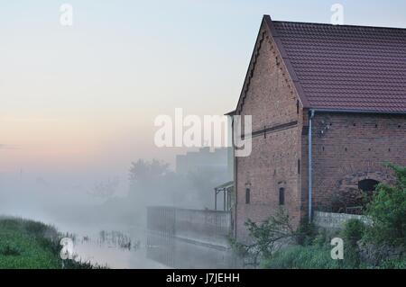(Żmigrod Straburek Trachenberg, Żmigród, rivière), Sasiecznica Sąsiecznica (Schätzke Sieczka,,). Województwo małopolskie, Polska (Pologne) Banque D'Images