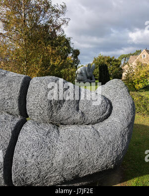 Grande sculpture d'une part par Sophie ryder sur jardin pelouse Banque D'Images